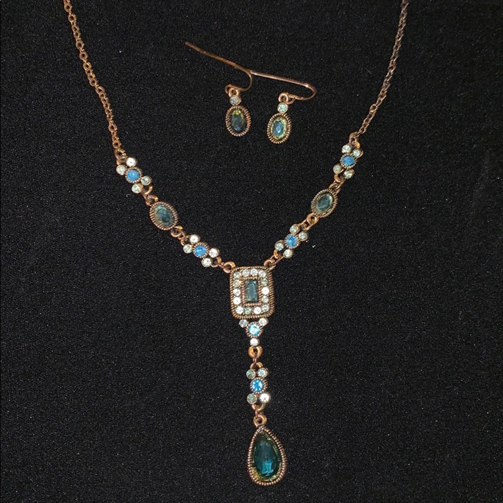 Beautiful blue & gold tone necklace & earring set